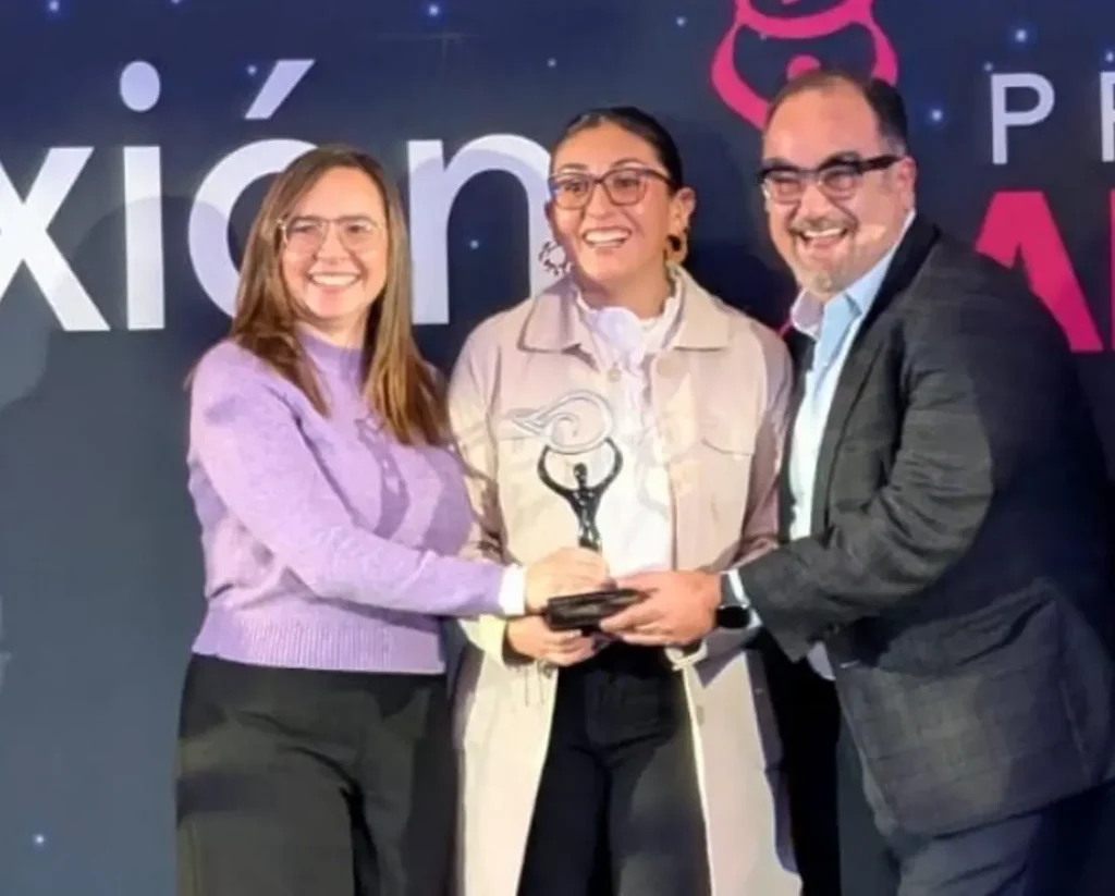 Grupo Xcaret and ágora representatives receiving the AMCO 2025 Award